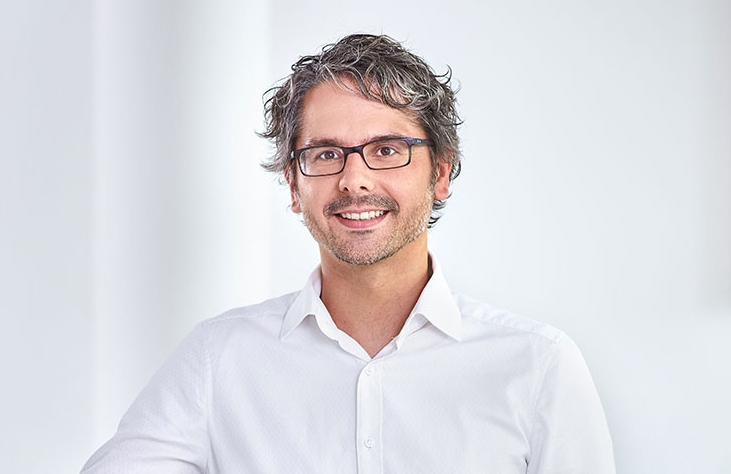 Portrait photo of Dr. Fabian Bause